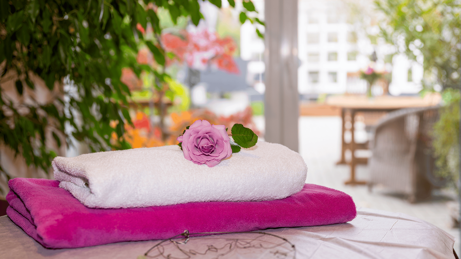 Weiße und pinke Handtücher mit lila Rose