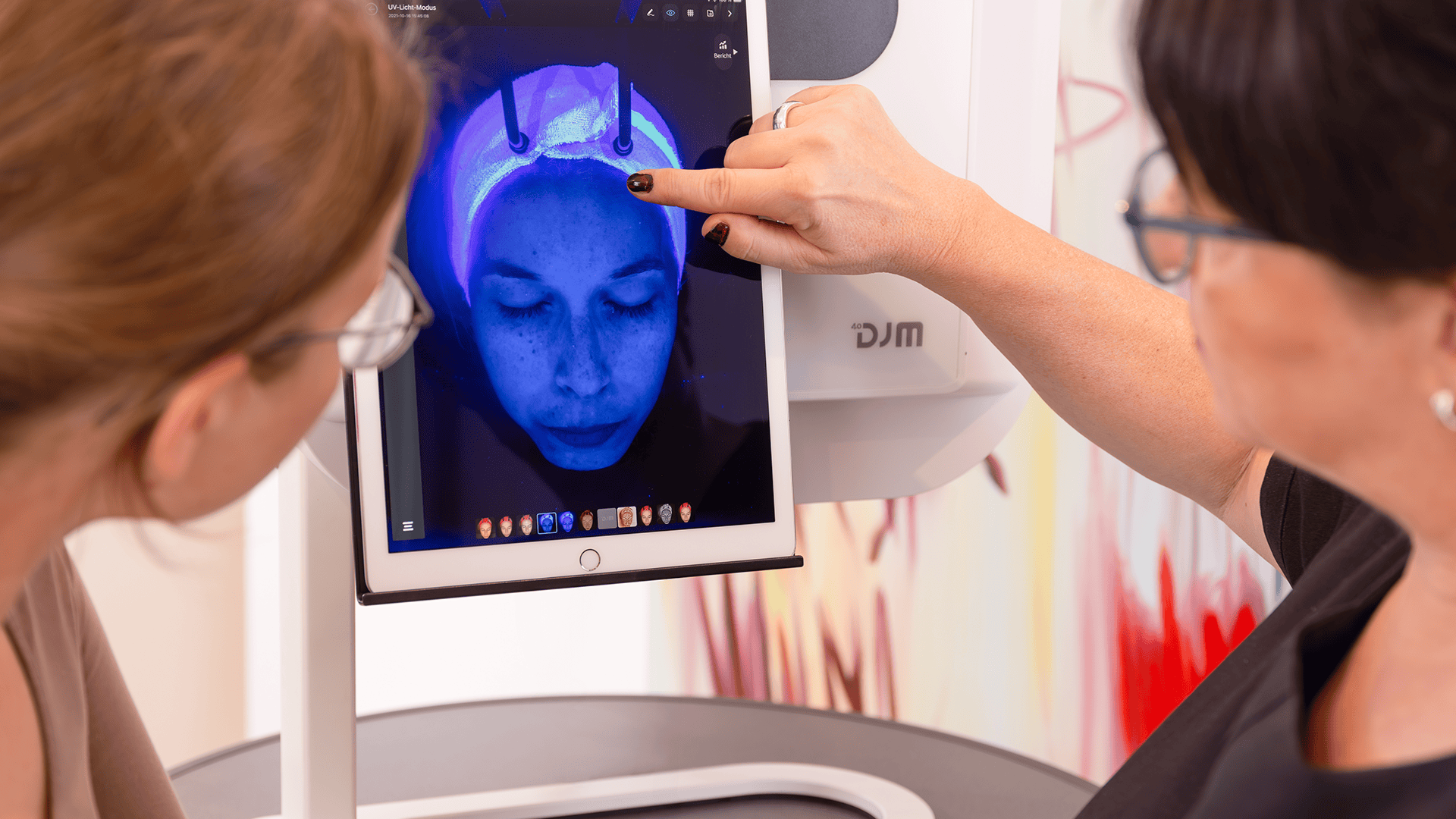 Hautanalyse mit UV-Kamera im Kosmetikstudio